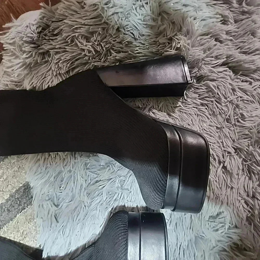 "Slay the Y2K Look with Givanna Bratz knee High Platform Sock Boots." Size 37 - Picture 5 of 10